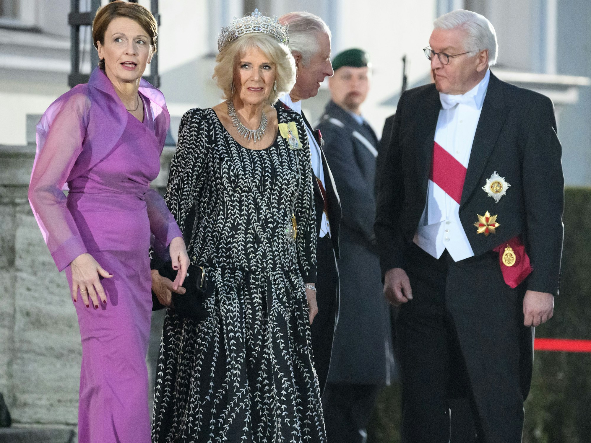 König Charles III. und Königsgemahlin Camilla werden von Bundespräsident Frank-Walter Steinmeier und seiner Frau Elke Büdenbender vor dem Schloss Bellevue zum Staatsbankett begrüßt.