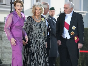 König Charles III. und Königsgemahlin Camilla werden von Bundespräsident Frank-Walter Steinmeier und seiner Frau Elke Büdenbender vor dem Schloss Bellevue zum Staatsbankett begrüßt.