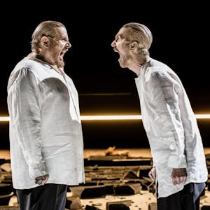 „Das große Heft/Der Beweis/Die dritte Lüge“ am Schauspiel Köln: Bruno Cathomas (l.) und Seán McDonagh stehen in weißen Hemden auf der Bühne und schreien einander an