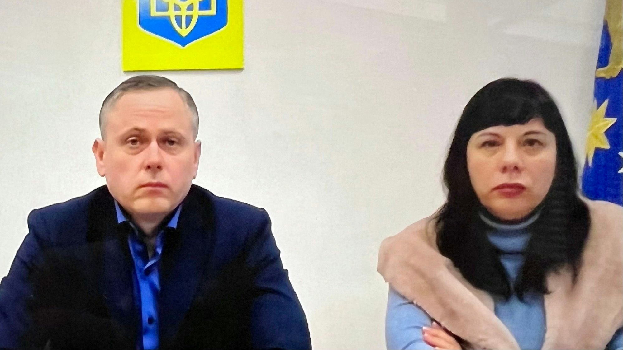 Der Bürgermeister von Nikopol, Oleksandr Sayuk und Tetiana Obydenna, erste Bürgermeisterin der Stadt auf dem Bildschirm im Leverkusener Stadtrat