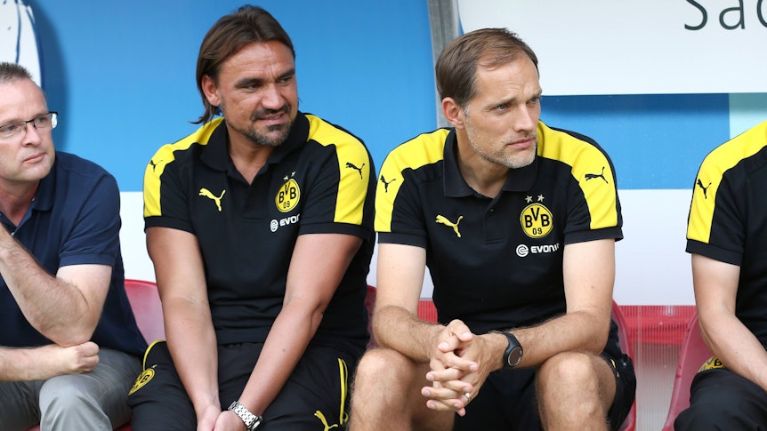 Daniel Farke (l.) arbeitete vor seiner Zeit als Trainer von Borussia Mönchengladbach bei Borussia Dortmund mit Thomas Tuchel zusammen. Das Foto zeigt Farke, damals Trainer vom BVB II, mit Tuchel am 23. August 2016.