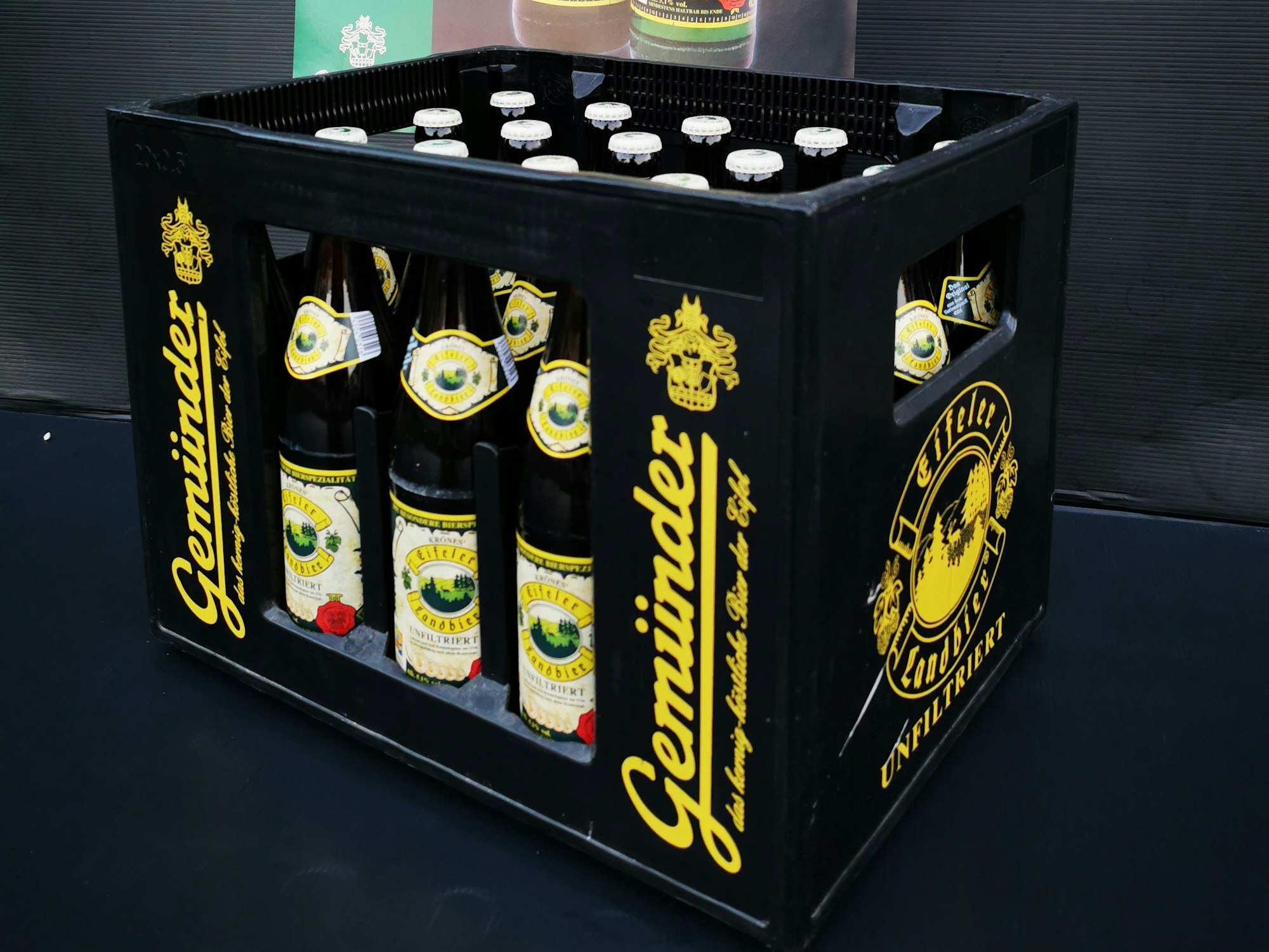 Eine Kiste Bier der Gemünder Brauerei in Schleiden-Gemünd.