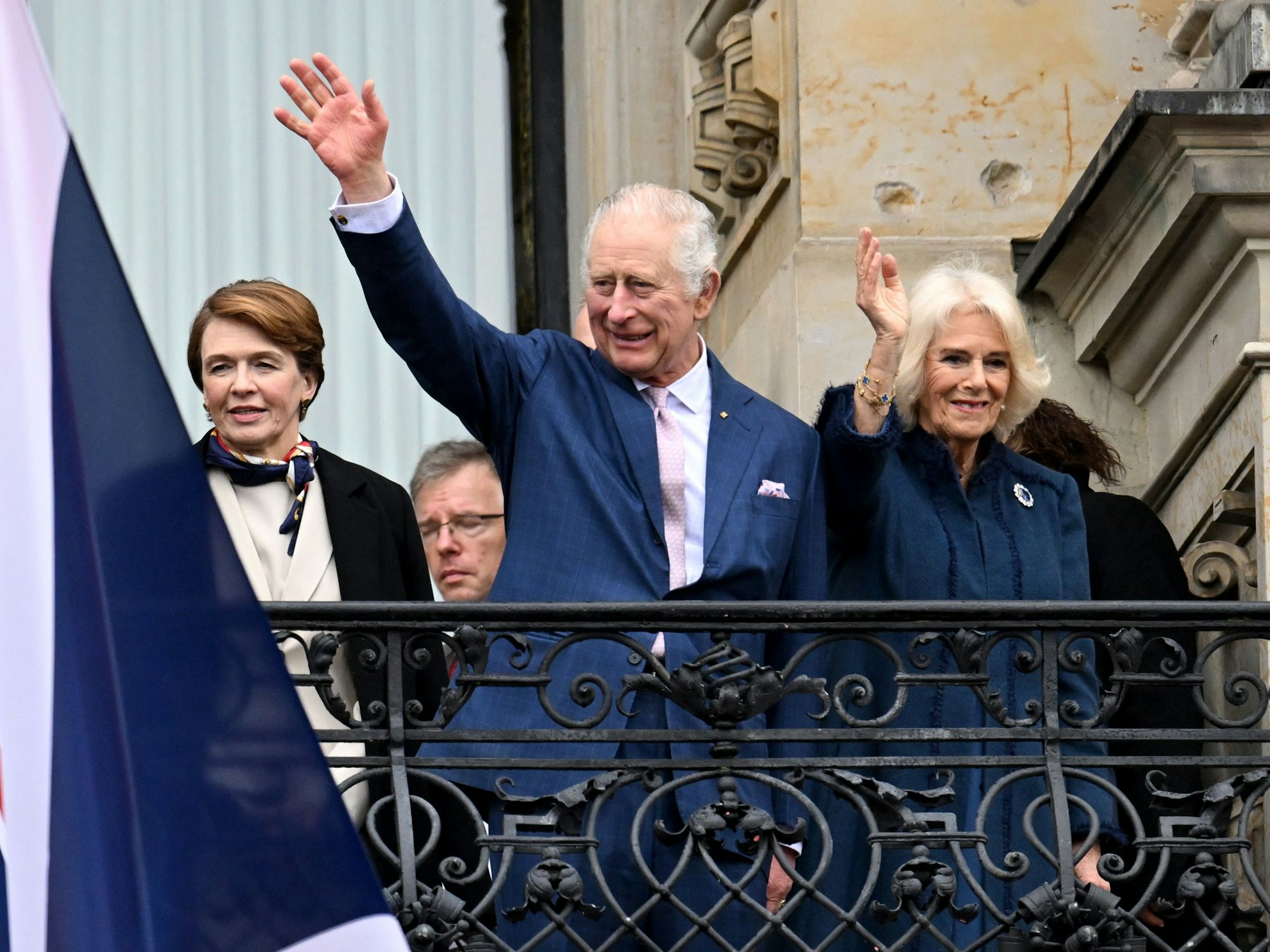 König Charles III. von Großbritannien und Königsgemahlin Camilla winken neben Elke Büdenbender, Ehefrau des Bundespräsidenten, auf dem Balkon vom Hamburger Rathaus.
