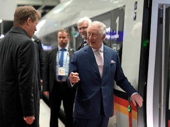 König Charles III. spricht am Bahnsteig mit Richard Lutz, Vorstandsvorsitzender der Deutschen Bahn AG, bevor er in den ICE der Deutschen Bahn am Berliner Hauptbahnhof steigt.