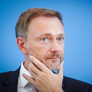 Christian Lindner, Bundesvorsitzender der FDP, war mit seinen Koalitionskollegen Lars Klingbeil (SPD) und Omid Nouripour (Grüne) in der ZDF-Talkshow „Maybrit Illner“ zu Gast. (Archivbild)