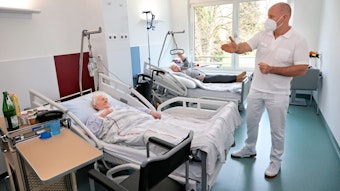 Die neue Geriatrie im St.-Remigius-Krankenhaus: Chefarzt Sascha Wihstutz bei zwei Patientinnen.