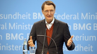23.03.2023, Berlin: Karl Lauterbach (SPD), Bundesgesundheitsminister, spricht bei einer Pressekonferenz über das dritte von sechs vereinbarten Treffen der Arbeitsgruppe zur Krankenhausreform.