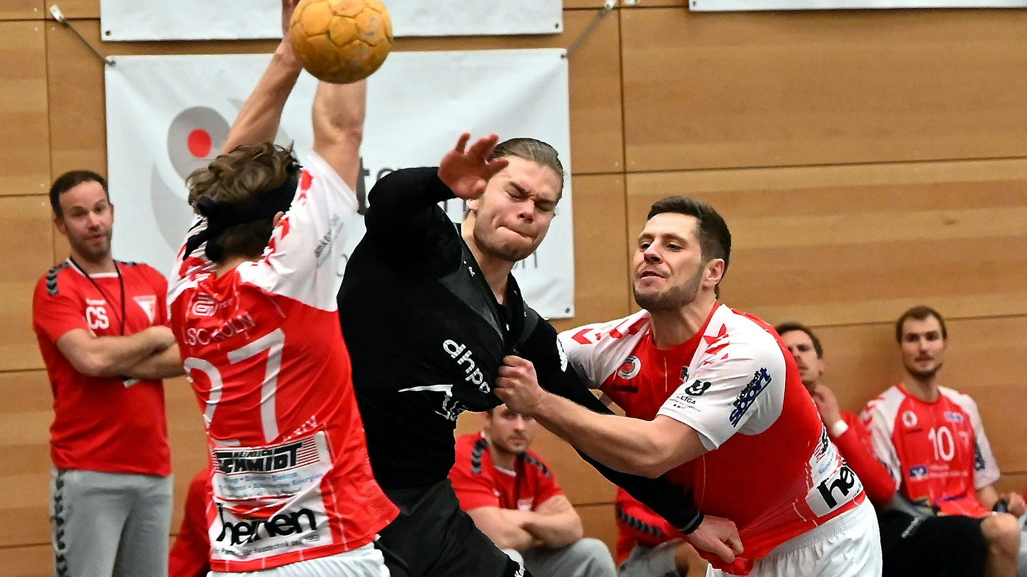Handball
Longericher SC Köln - Tus Opladen

linmks: Max Zimmermann (Longer)
mitte: Maurice Meurer (OPL)
rechts: Maximilian Zerwas (Longer)

Foto: Uli Herhaus