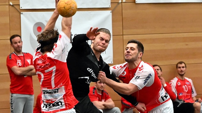 Handball
Longericher SC Köln - Tus Opladen

linmks: Max Zimmermann (Longer)
mitte: Maurice Meurer (OPL)
rechts: Maximilian Zerwas (Longer)

Foto: Uli Herhaus