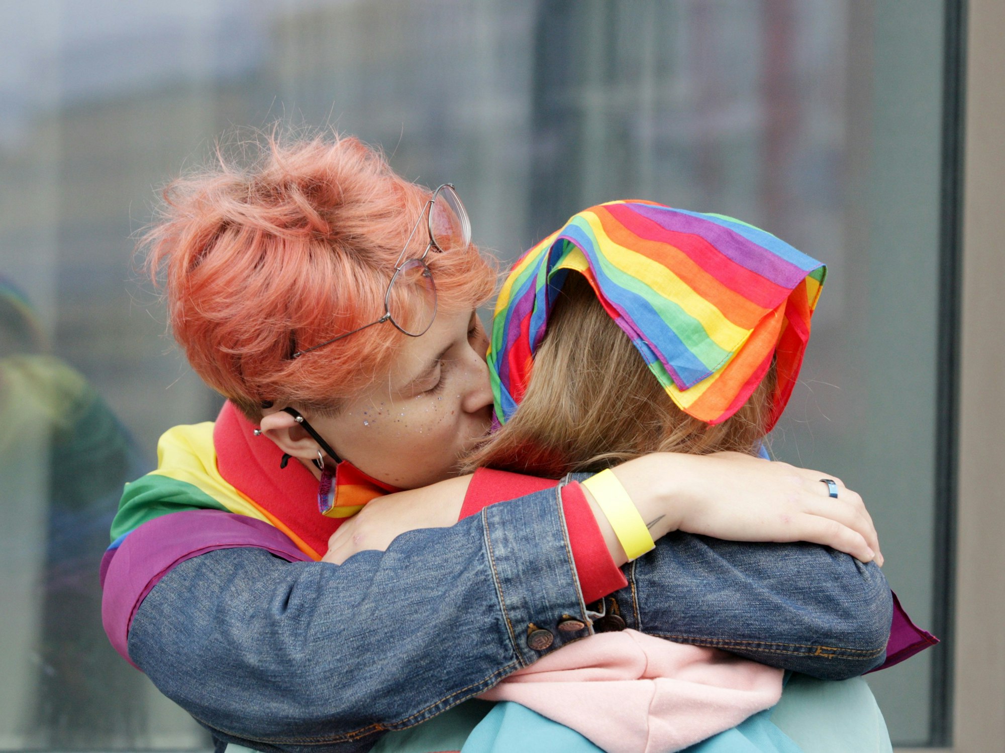 Das Foto aus dem Jahr 2021 zeigt zwei Frauen, die sich küssen. Beide tragen Regenbogenflaggen, das offizielle Symbol der LGBTQI+-Community.