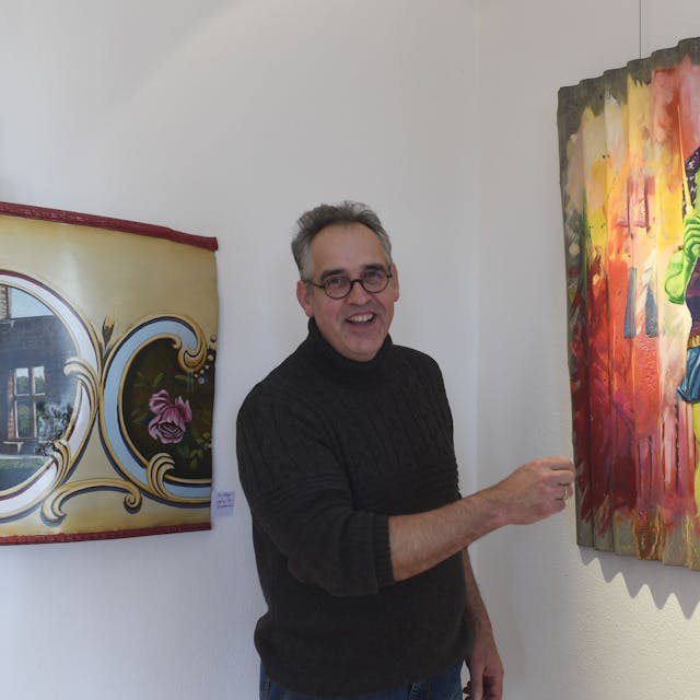 Toni Schleifer steht vor einem seiner Kunstwerke.