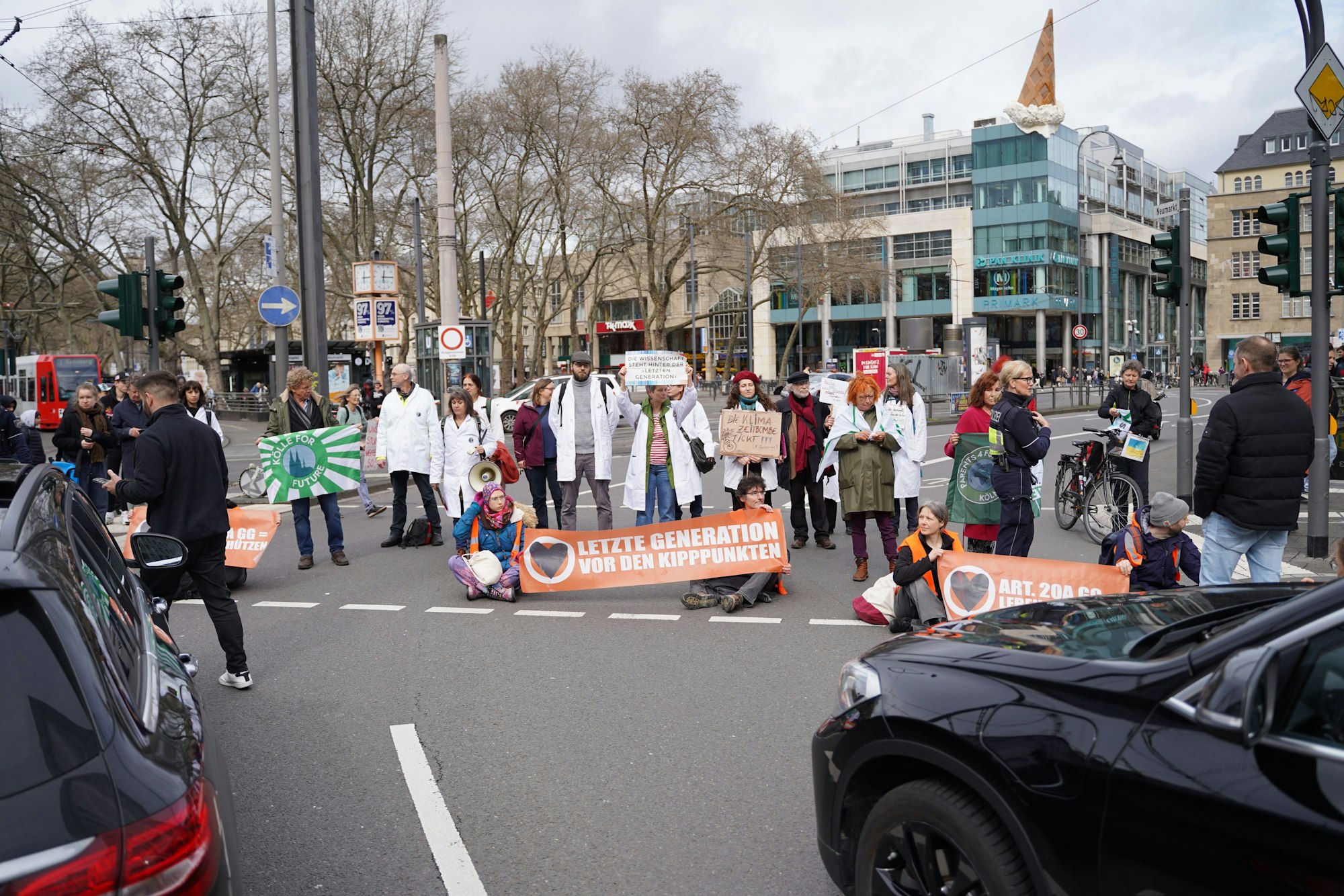 Klimaaktivisten am Neumarkt blockieren den Straßenverkehr.