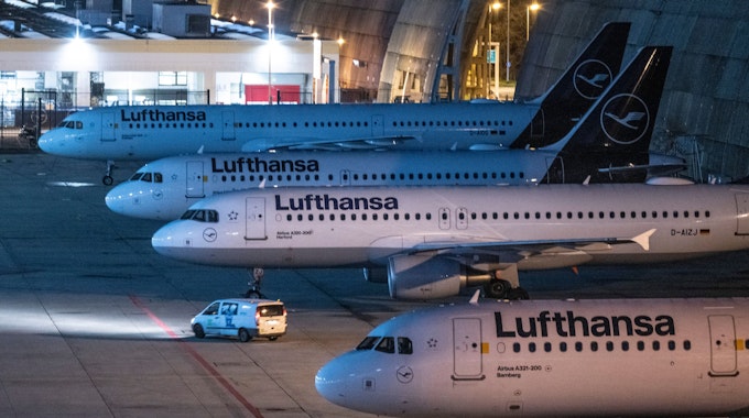 27.03.2023, Hessen, Frankfurt/Main: Abgestellte Passagiermaschinen der Lufthansa auf dem Flughafen Frankfurt.