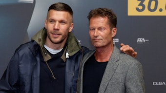 Der ehemalige Fußballer Lukas Podolski (l) und Til Schweiger (r) bei der Film-Premiere in Köln.