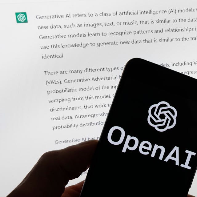 Das Logo der Firma OpenAI, die auch ChatGPT betreitbt, ist auf einem Smartphone zu sehen. Italien hat das System aus Datenschützgründen gesperrt. (Symbolbild)