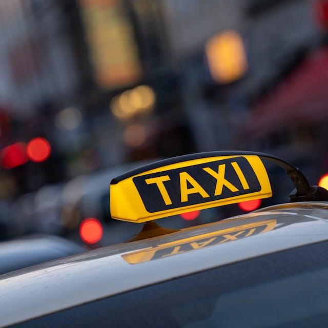 Taxis warten in der Zülpicher Straße – Taxischild