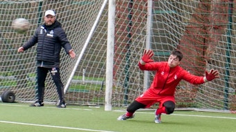 Das Bild zeigt Kai Schulze im Tor und FC-Trainer Steffen Baumgart