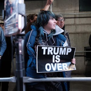 Freude in New York: Nach Bekanntgabe der Anklage gegen Donald Trump versammelten sich Kritiker des US-Präsidenten spontan vor dem Gerichtsgebäude in Manhattan.