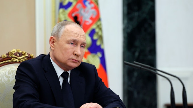Wladimir Putin hört dem russischen Verkehrsminister Witali Saweljew während ihres Treffens in Moskau zu.