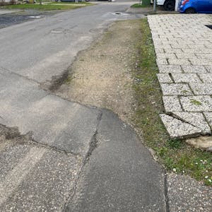 Am Eifelweg in Müggenhausen sind zahlreiche Schäden erkennbar.