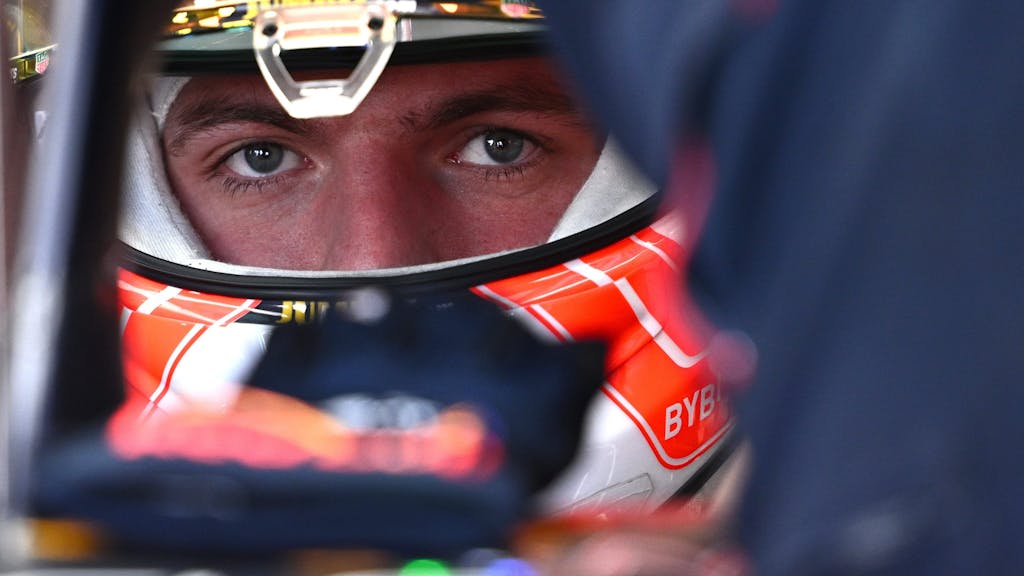 Max Verstappen von Red Bull Racing sitzt in seinem Fahrzeug.