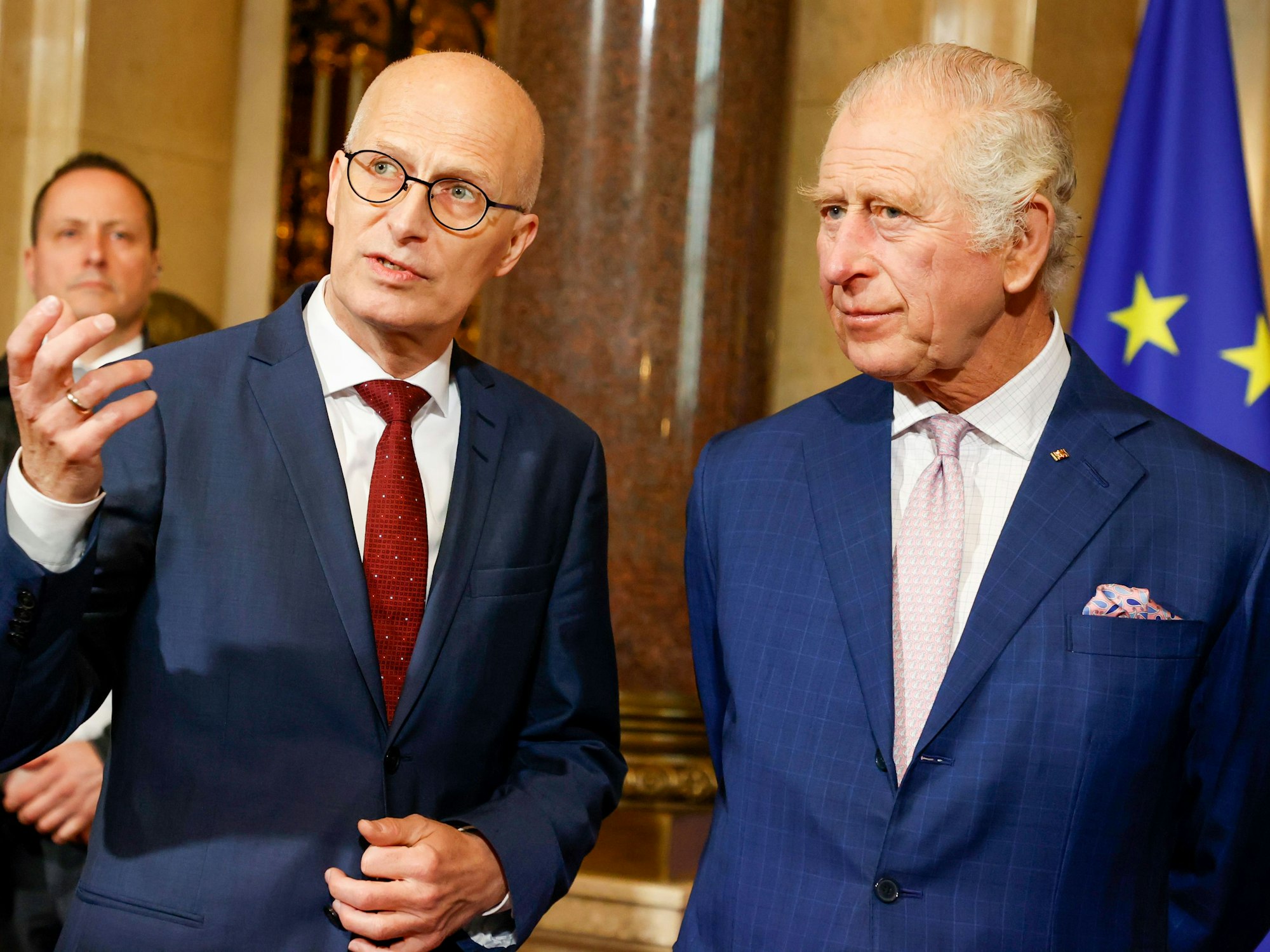 König Charles III. von Großbritannien unterhält sich mit Peter Tschentscher (SPD), Erster Bürgermeister von Hamburg, im Rathaus, bevor er sich ins Goldene Buch der Stadt einträgt.