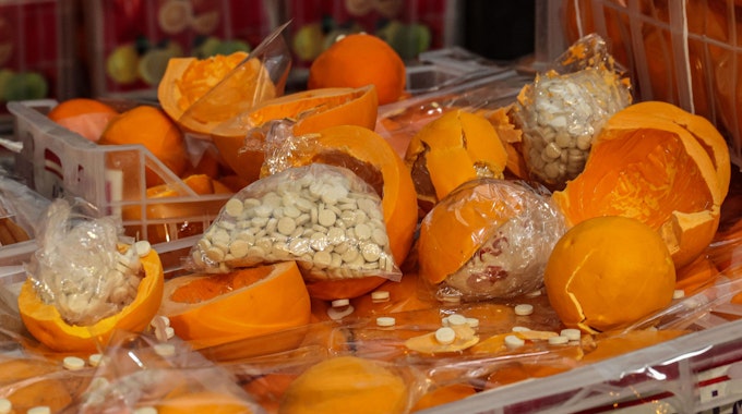 Eine Gesamtansicht einer Orangenlieferung, bei der im Hafen von Beirut beschlagnahmte Captagon-Pillen in gefälschten Früchten versteckt waren.