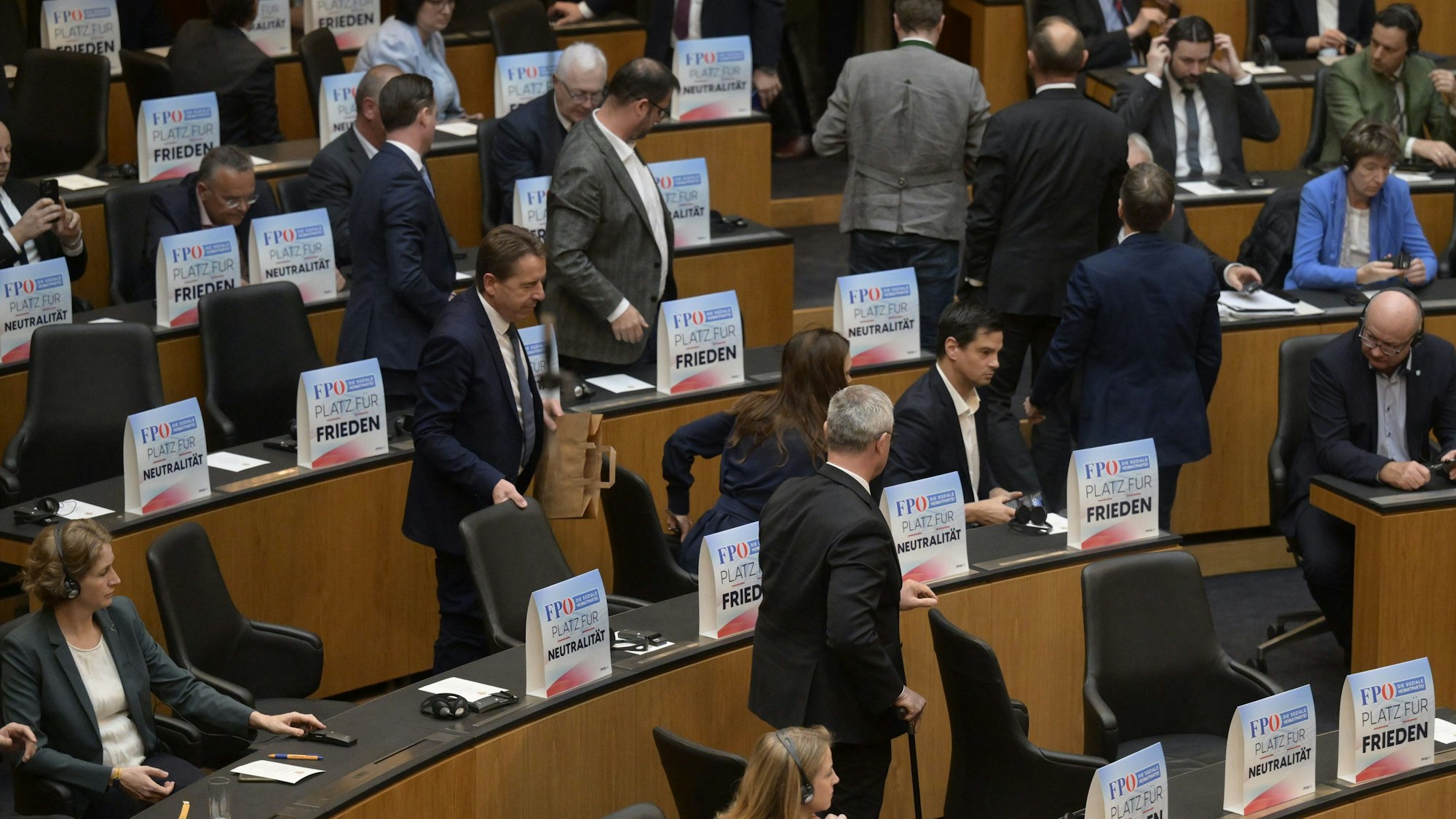 Abgeordnete der rechten FPÖ verlassen vor einer Video-Ansprache des ukrainischen Präsidenten Selenskyj im österreichischen Parlament demonstrativ den Saal.