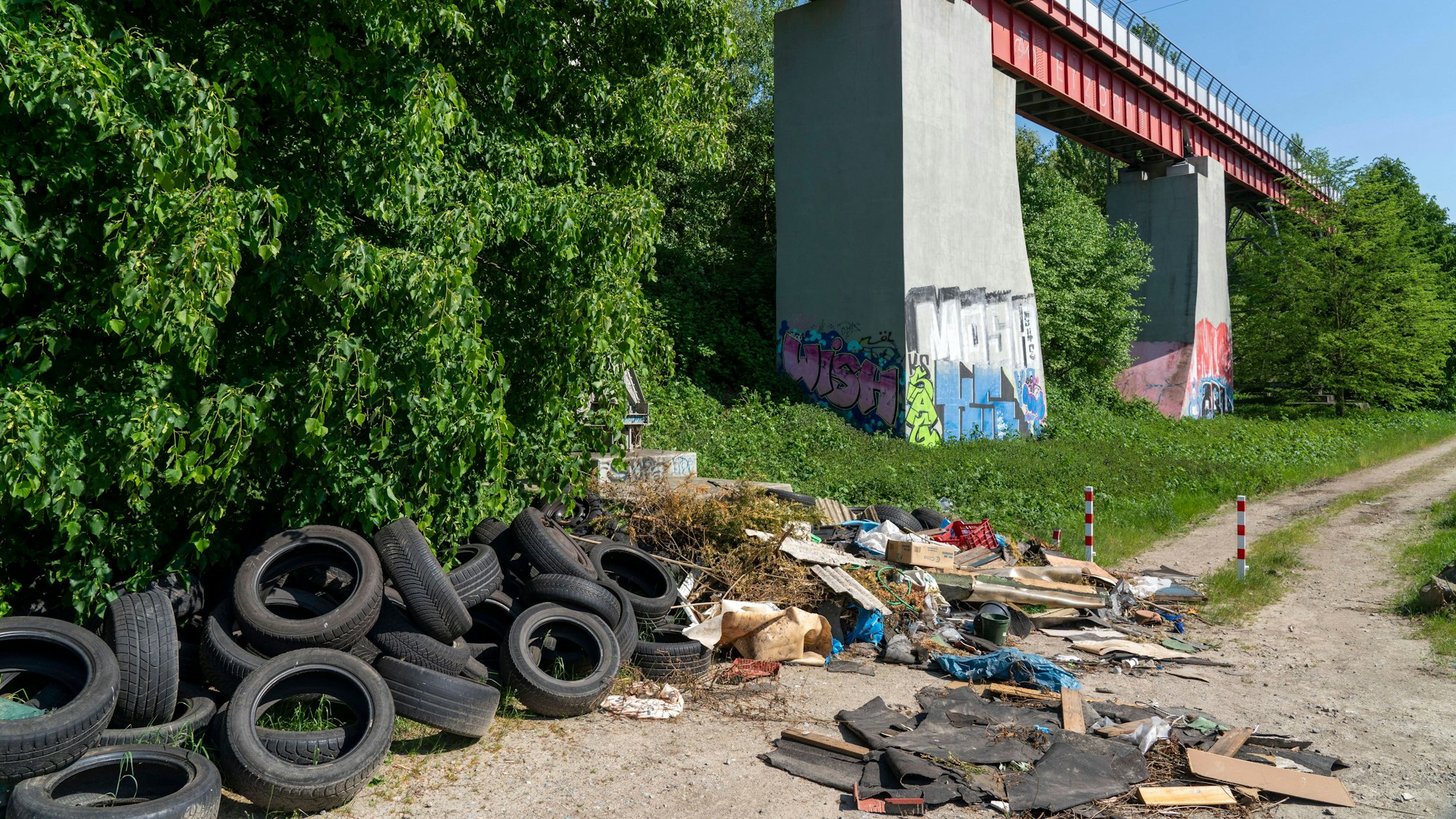 Illegal entsorgter Müll, Autoreifen, Bauschutt, Haushaltsmüll, Kleidung, an einem Weg neben einer Hauptstrasse in Bochum