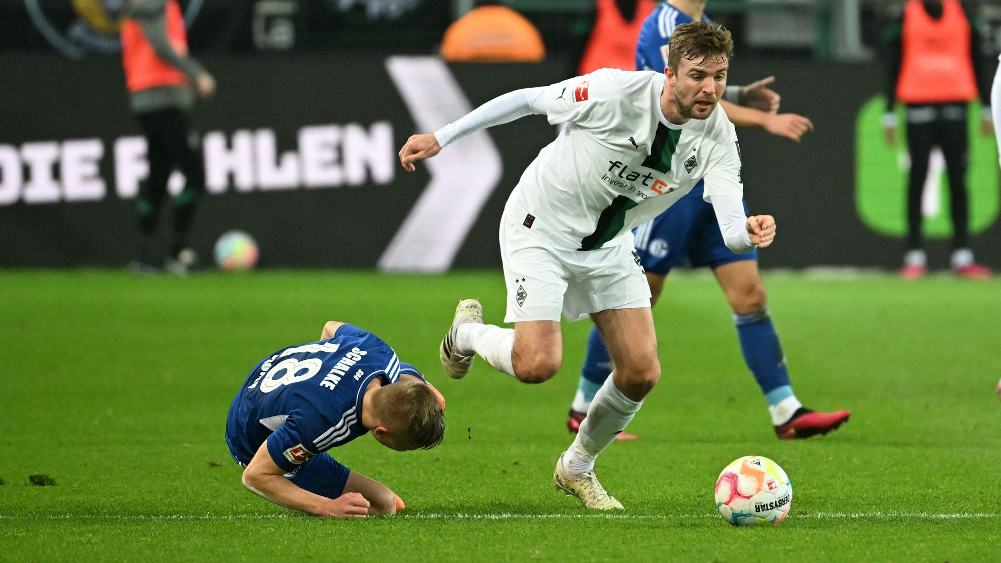 Christoph Kramer am Ball im Spiel gegen Schalke 04, als der Mittelfeldspieler fast seine lange Torflaute beendet hätte.