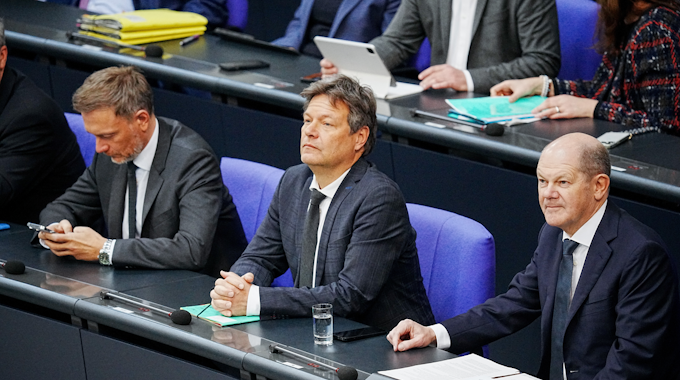 Bundeskanzler Olaf Scholz nimmt im Bundestag an der Befragung der Bundesregierung neben Christian Lindner und Robert Habeck teil.