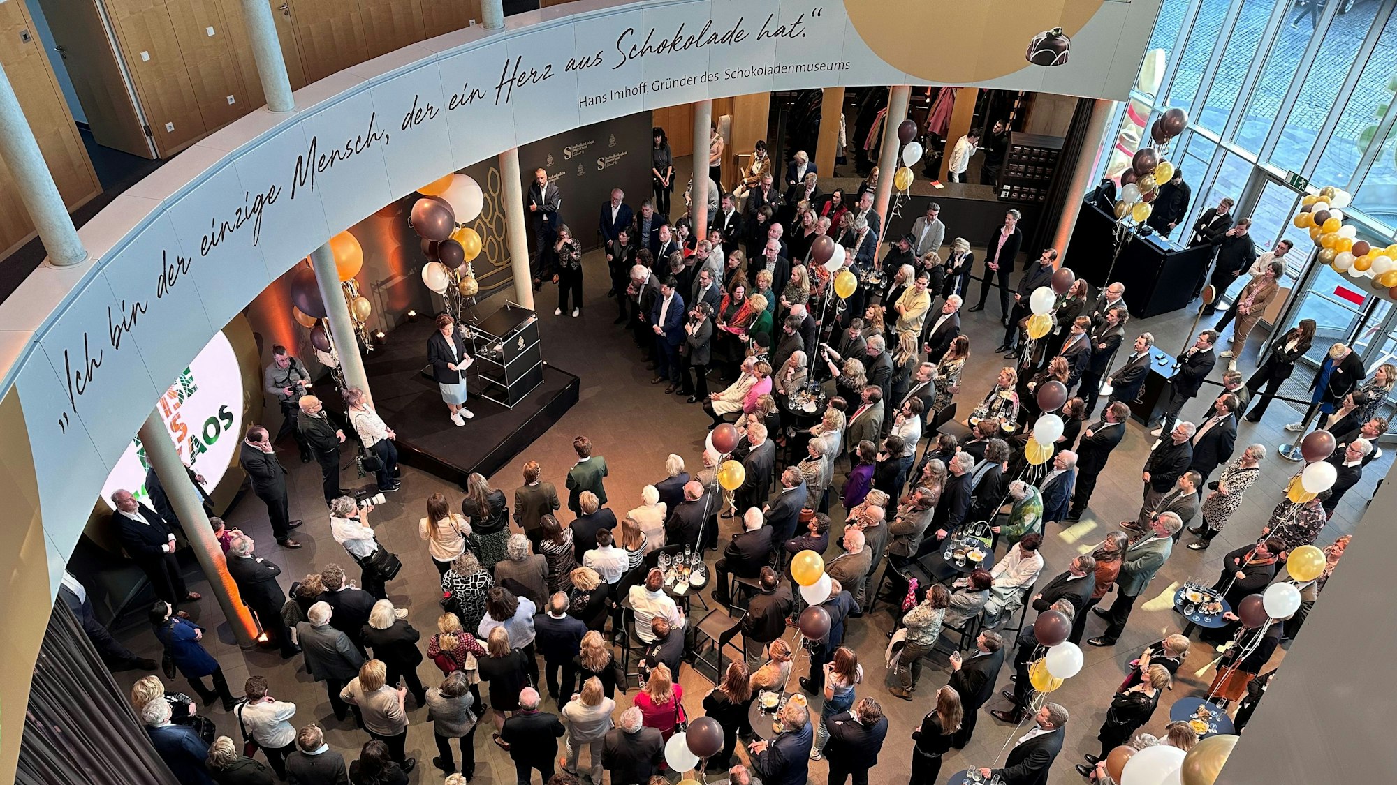 Zur Eröffnungsgala waren rund 350 Gäste aus Politik, Verwaltung, Kultur und Wirtschaft ins neu gestaltete Foyer des Kölner  Schokomuseums gekommen.