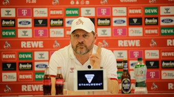 Steffen Baumgart auf der Pressekonferenz des 1. FC Köln am Freitag (31.3.2023) vor dem Spiel gegen Borussia Mönchengladbach.