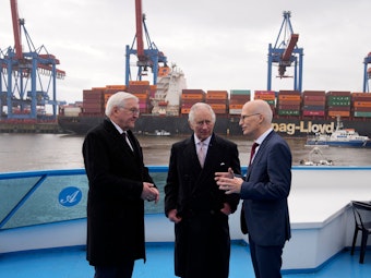 Der britische König Charles III. unterhält sich mit Bundespräsident Frank-Walter Steinmeier und Peter Tschentscher (SPD), Erster Bürgermeister von Hamburg, bei einer Bootstour im Hamburger Hafen.
