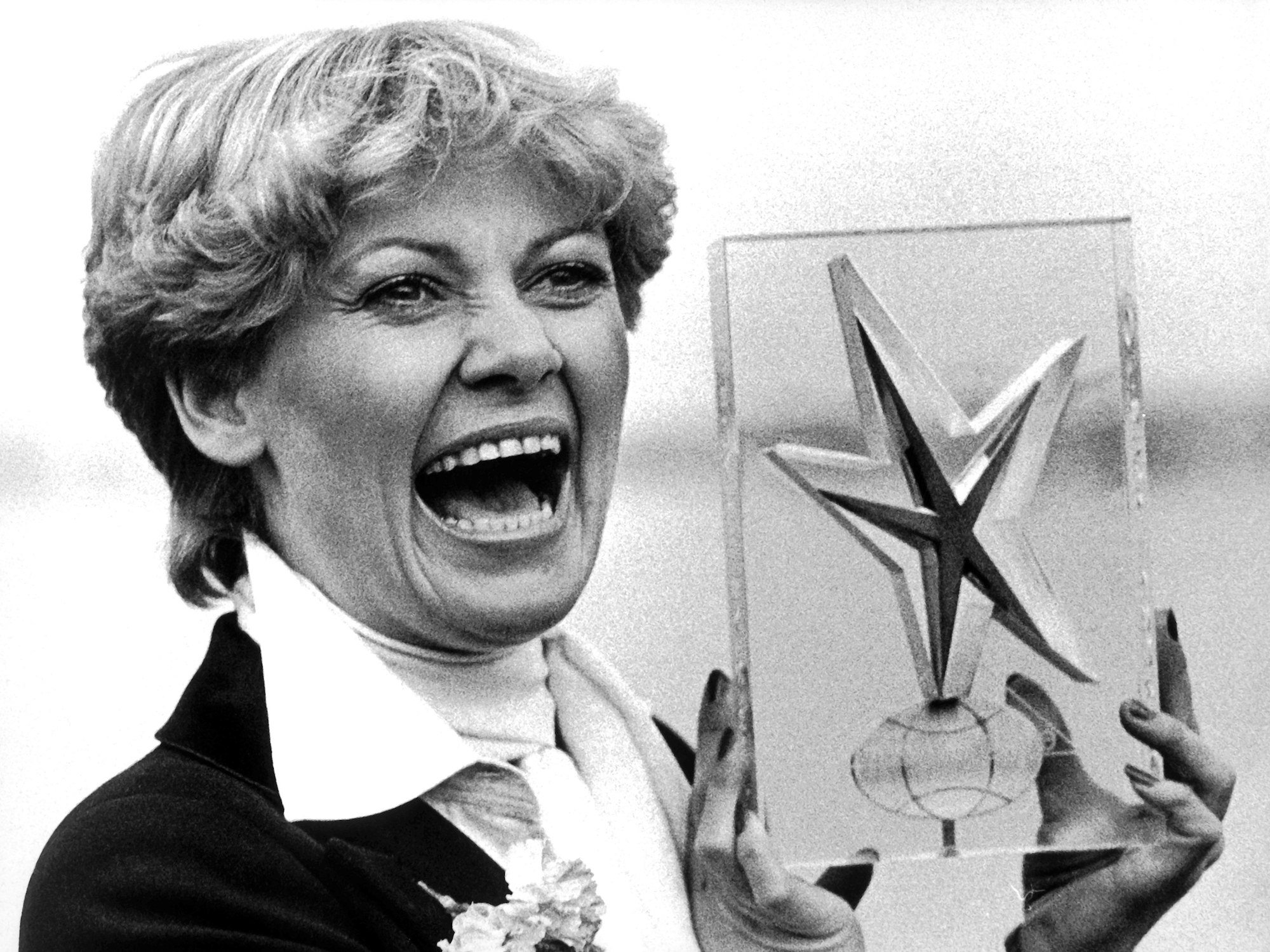 ARCHIV- Die dänische Schlagersängerin Gitte Haenning wird am 08.03.1976 in Hamburg mit dem „Goldenen Stern der ICD-Intercoiffure“ ausgezeichnet.