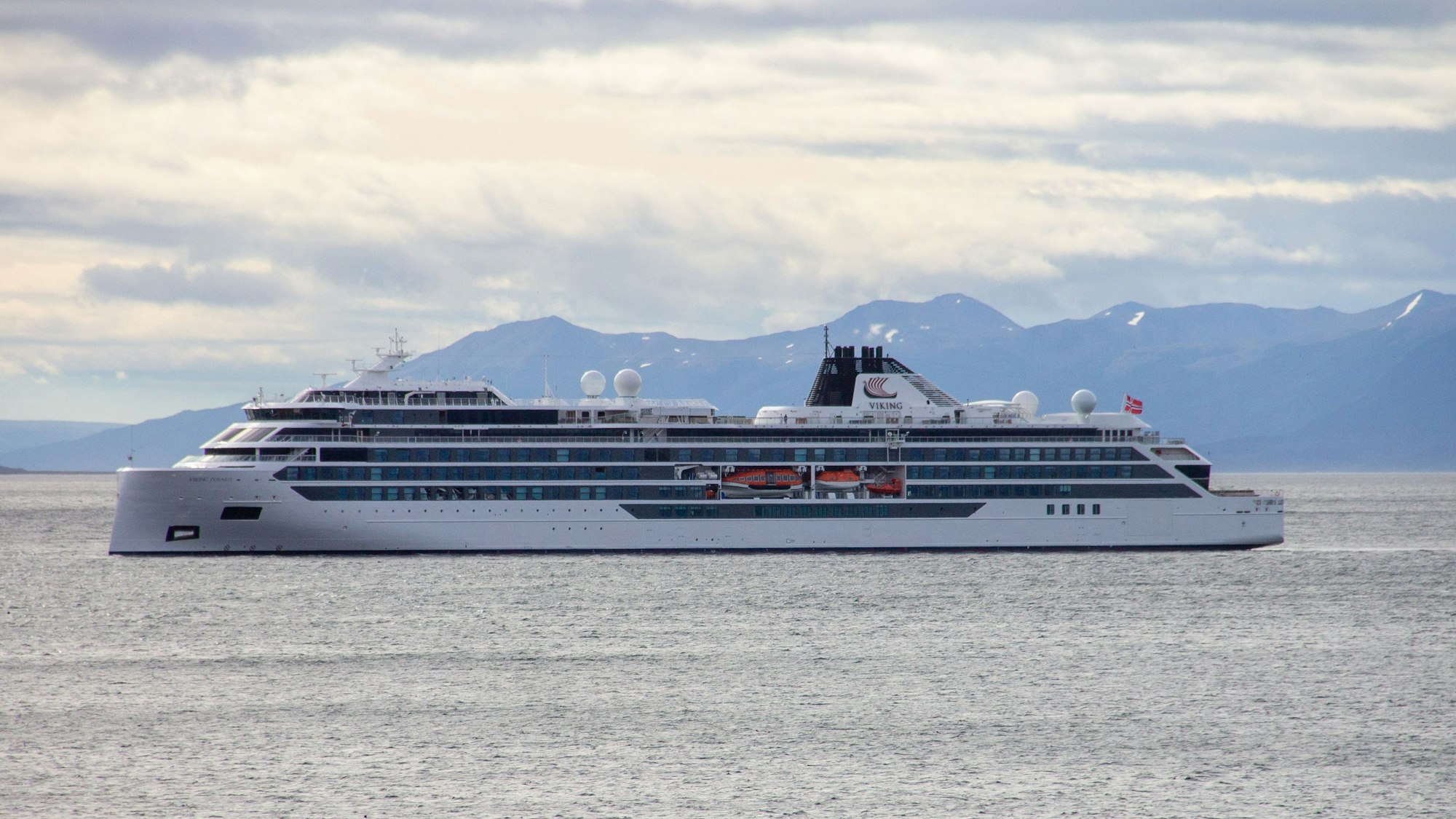 Das Kreuzfahrtschiff „Viking Polaris“ liegt vor Ushuaia.