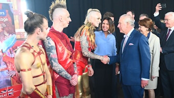König Charles III. von Großbritannien spricht mit der Hamburger Band Lord of the Lost bei dem von der britischen Botschaft ausgerichteten feierlichen Empfangs im Schuppen 52.