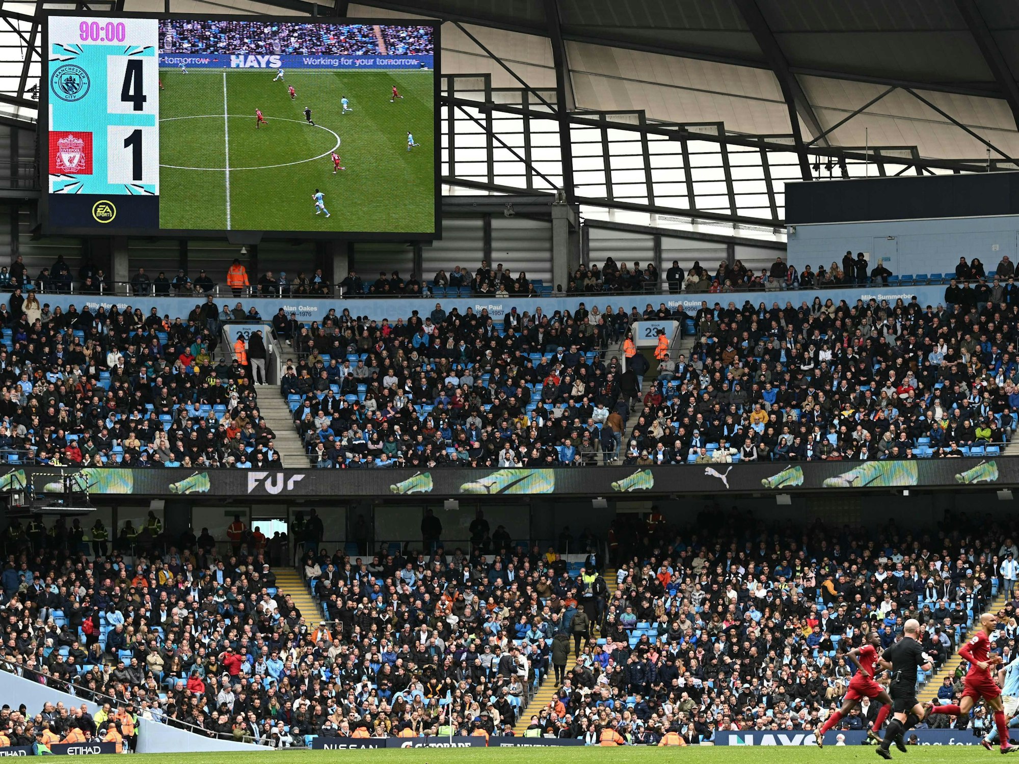 Die Anzeigetafel im Etihad Stadium in Manchester zeigt den 4:1-Endstand im Spiel Manchester City - FC Liverpool an.