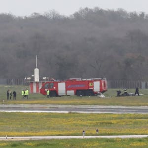Zwei Menschen sind bei einem Flugzeugabsturz in Kroatien gestorben. Ein kleines Privatflugzeug mit deutschem Kennzeichen stürzte am 31. März 2023 während des Starts auf dem Flughafen Pula ab.