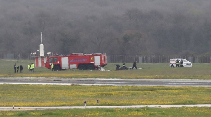 Zwei Menschen sind bei einem Flugzeugabsturz in Kroatien gestorben. Ein kleines Privatflugzeug mit deutschem Kennzeichen stürzte am 31. März 2023 während des Starts auf dem Flughafen Pula ab.