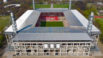 Im Kölner RheinEnergieStadion steigt am Sonntag (2. April 2023/15.30 Uhr) das Derby zwischen dem 1. FC Köln und Borussia Mönchengladbach. Das Foto zeigt das Stadion von oben gefilmt von einer Drohne am 7. April 2020.
