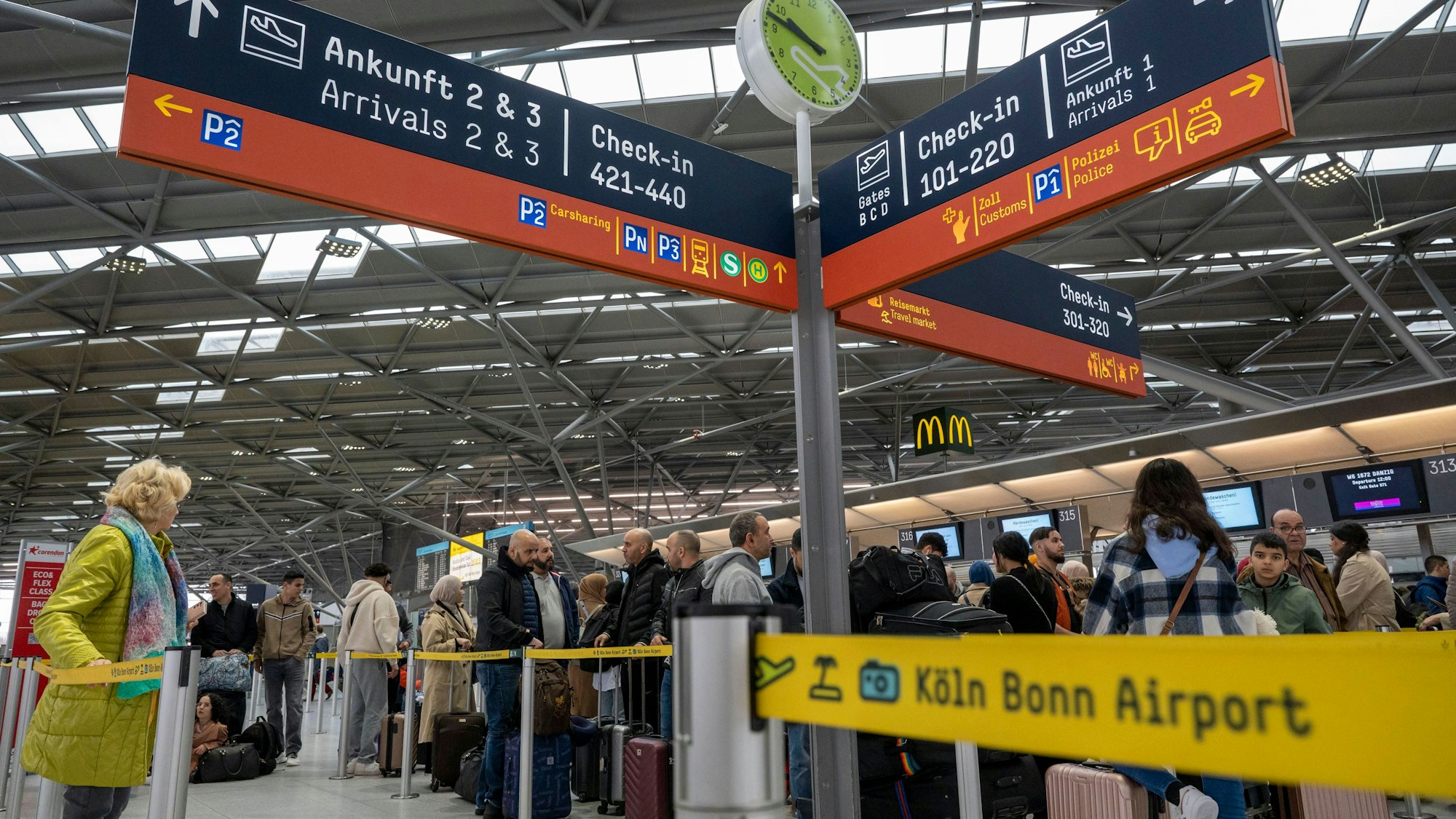 Am Flughafen checken viele Reisende zu ihrem Flug in den Urlaub ein. Zu Beginn der Osterferien ist am Köln-Bonn-Airport viel los.