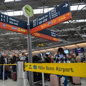 01.04.2023, Köln: Am Flughafen checken viele Reisende zu ihrem Flug in den Urlaub ein. Zu Beginn der Osterferien ist am Köln-Bonn-Airport viel los. Foto: Uwe Weiser