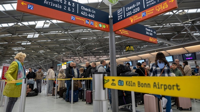 Am Flughafen checken viele Reisende zu ihrem Flug in den Urlaub ein. Zu Beginn der Osterferien ist am Köln-Bonn-Airport viel los.