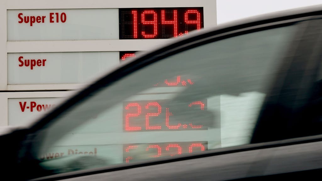 Die Preisanzeige einer Shell-Tankstelle in Köln im Juni 2022.