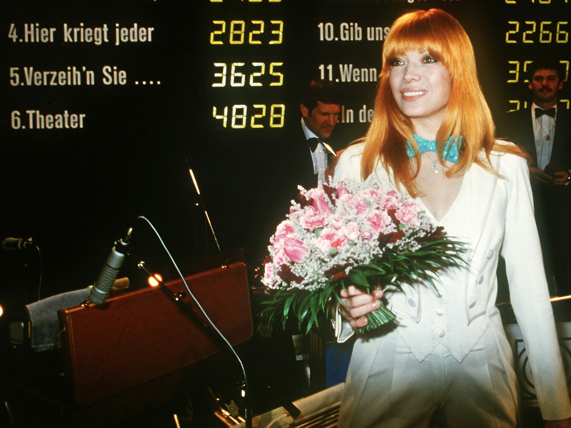 Die deutsche Schlagersängerin Katja Ebstein bei der Vorentscheidung zum Grand Prix d'Eurovision 1980.