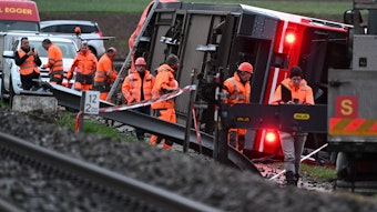 Zugpersonal inspiziert die Stelle einer Zugentgleisung in der Nähe der Seestadt Luscherz, nordwestlich der Hauptstadt Bern, am 31. März 2023.