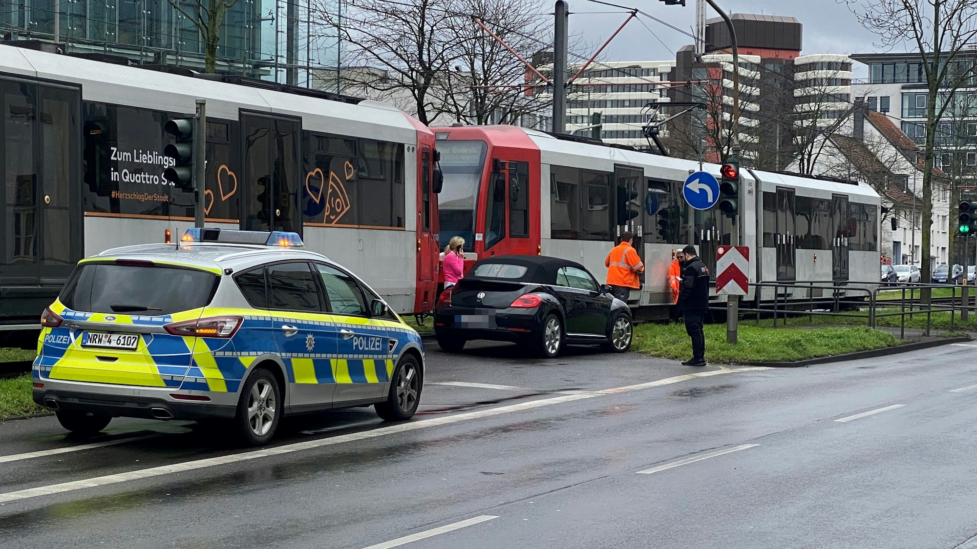 Ein Polizeifahrzeug steht an der Unfallstelle auf der Amsterdamer Straße.