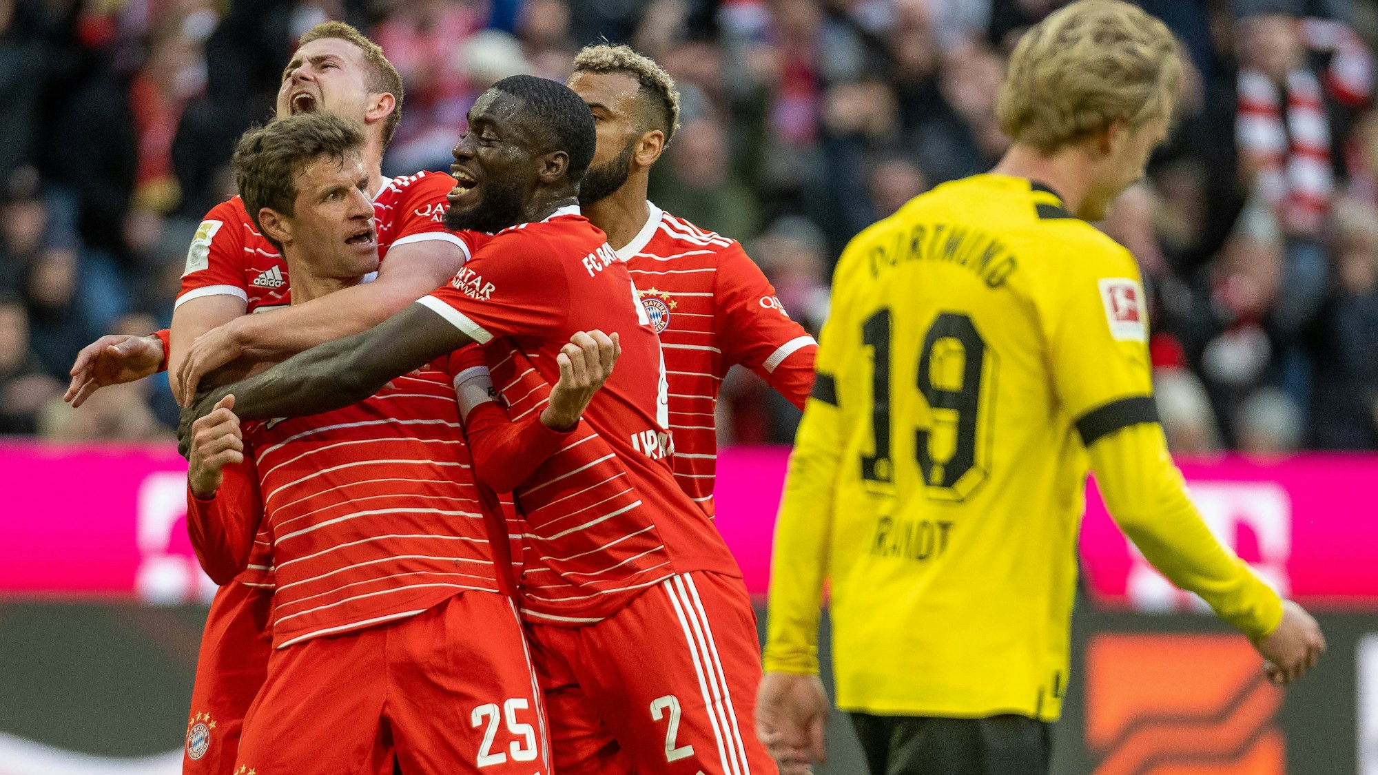 Jubel beim FC Bayern: Torschütze Thomas Müller lässt sich nach seinem Treffer zum zwischenzeitlichen 2:0 feiern.