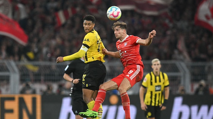 Dortmunds Jude Bellingham (l) und Münchens Leon Goretzka kämpfen um den Ball.